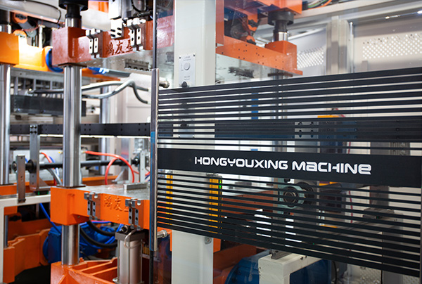 Thermoforming Machine / Machine de tasse en plastique